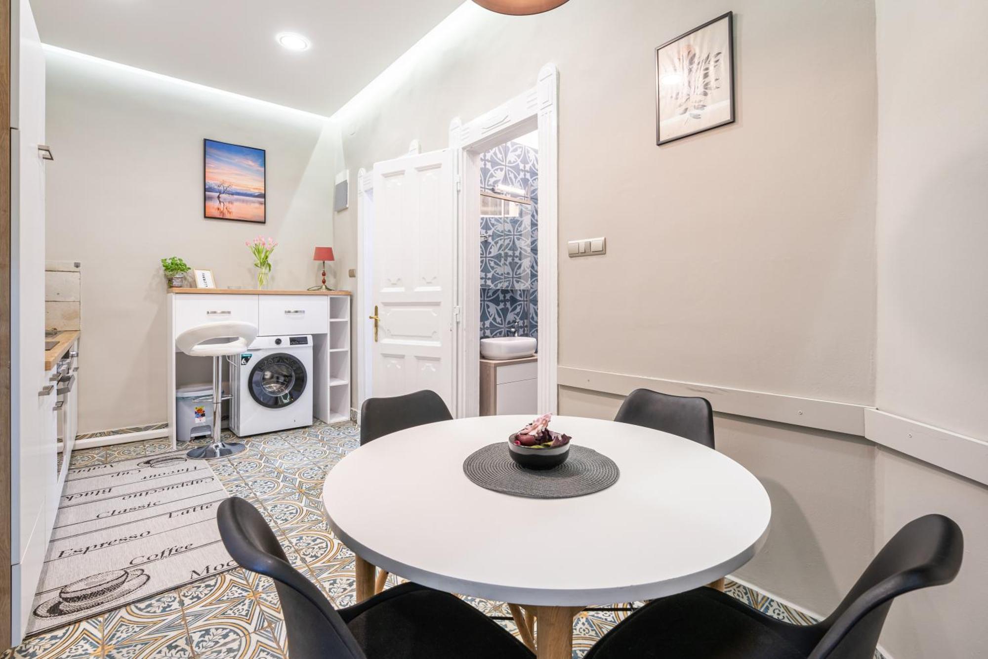 Sea Holly Apartment - With Perfect Location 2 Separate Bdrms Budapest Eksteriør billede