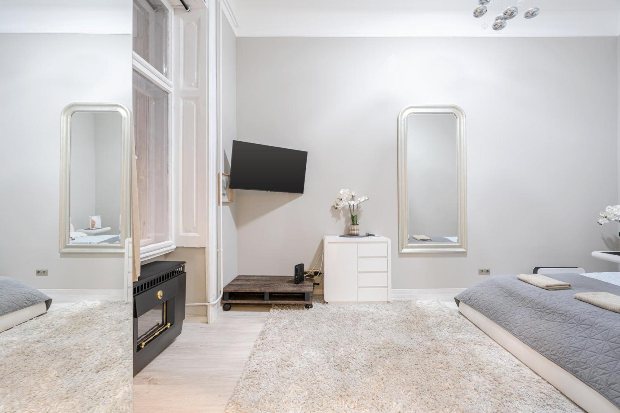 Sea Holly Apartment - With Perfect Location 2 Separate Bdrms Budapest Eksteriør billede
