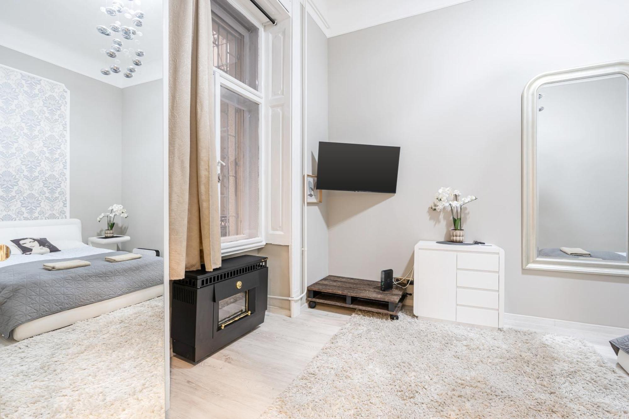 Sea Holly Apartment - With Perfect Location 2 Separate Bdrms Budapest Eksteriør billede