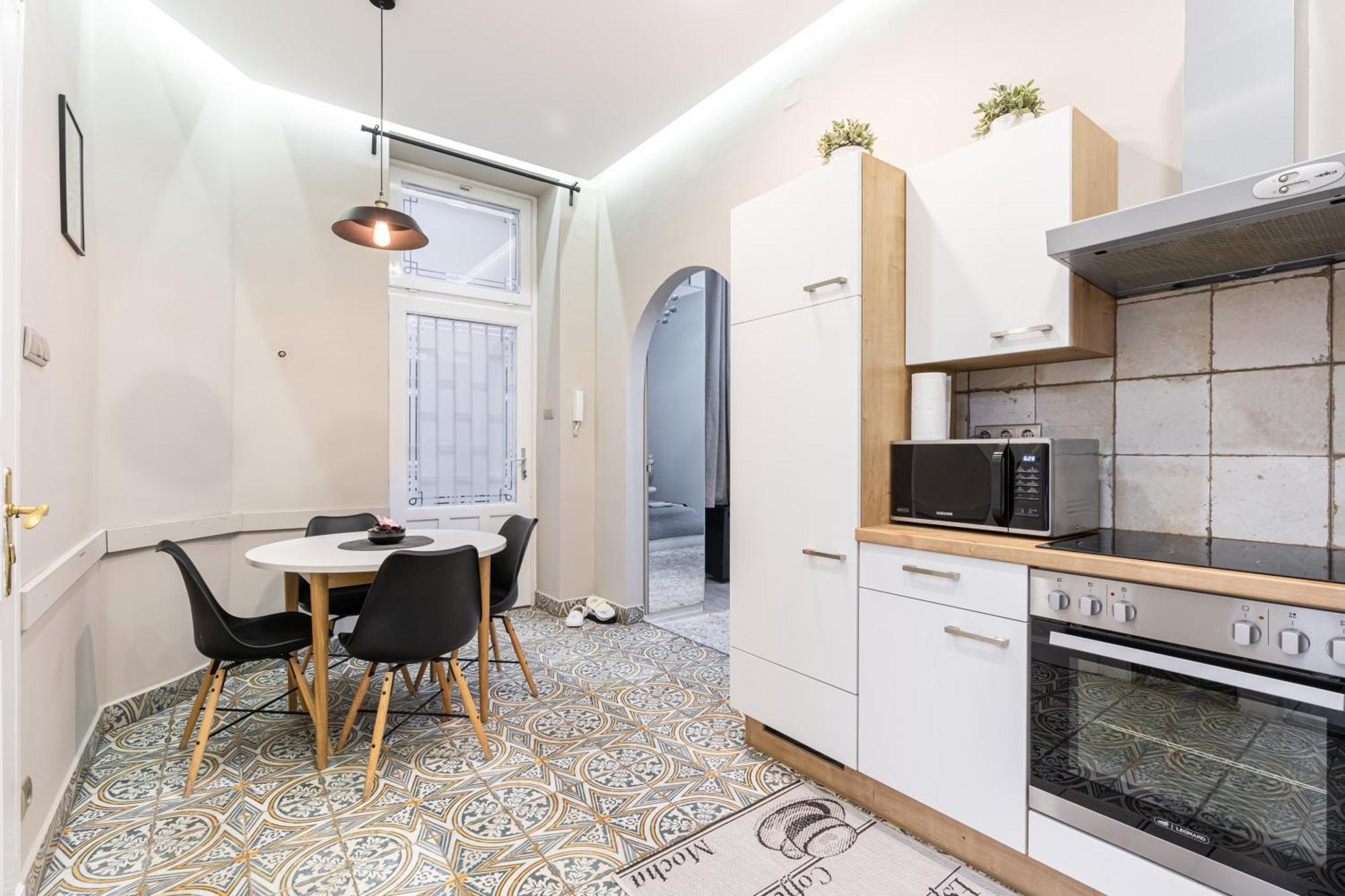 Sea Holly Apartment - With Perfect Location 2 Separate Bdrms Budapest Eksteriør billede